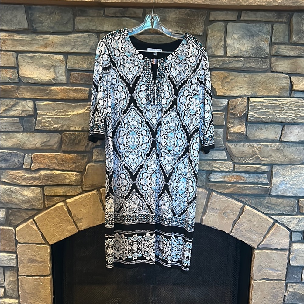 EUC Studio One NY -Size XL Black-White Patterned Dress w-keyhole accent.